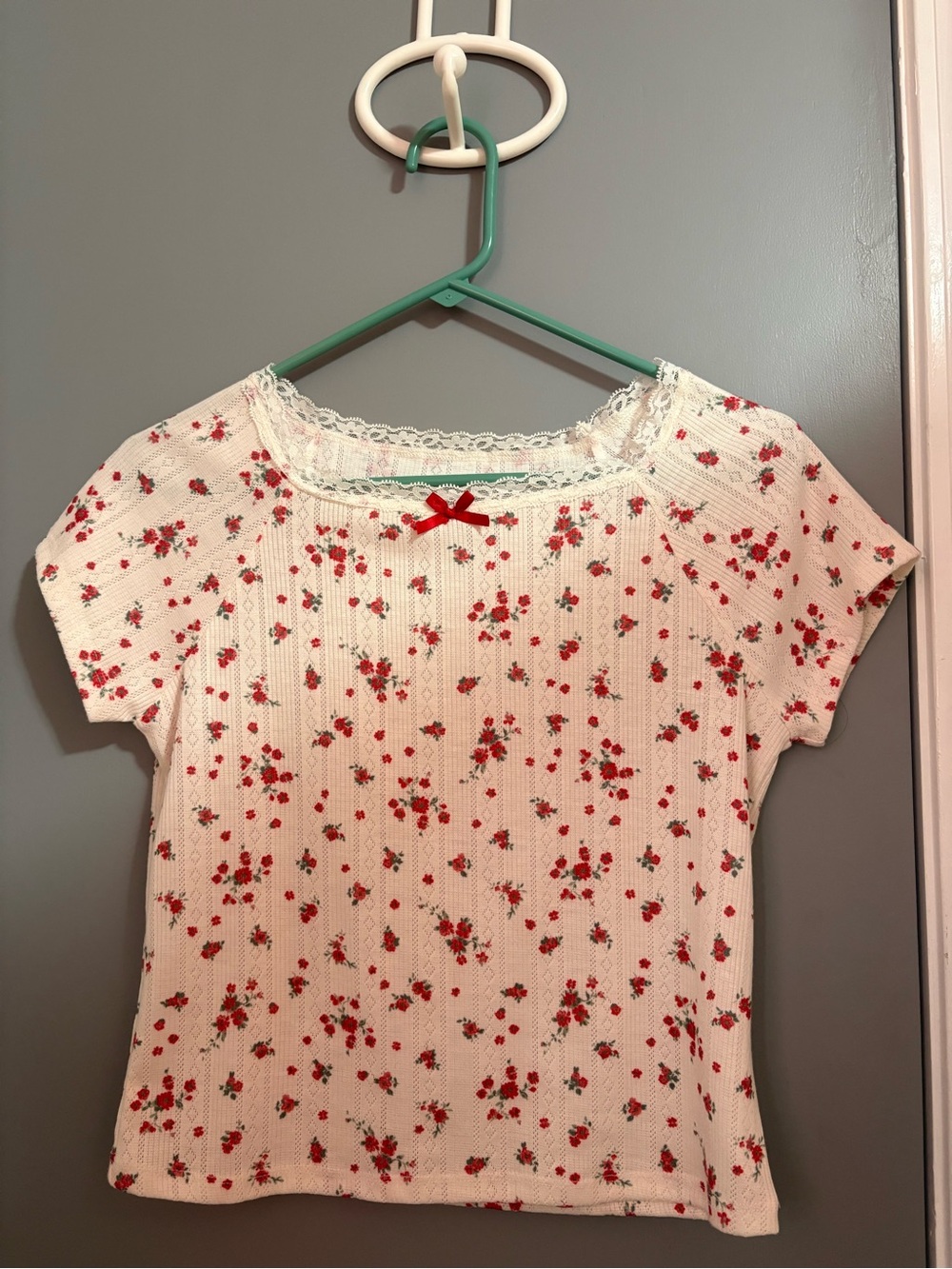 Floral Lace-Trim Short Sleeve Tee in White with Red Print